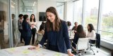 Vierwöchige Einstiegsprogramme im Consulting: Trainings, Mentoring und Networking für Frauen